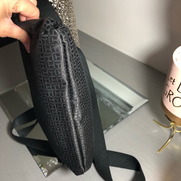 Tommy Hilfiger Flag Crossbody purse - Picture 3 of 8